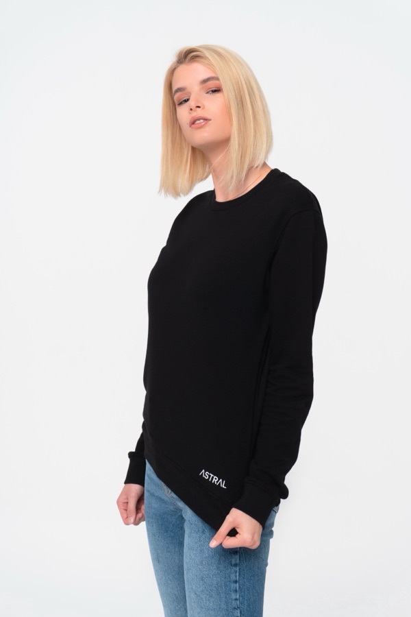 Modelka w czarnej bluzie ASTRALWEAR na białym tle
