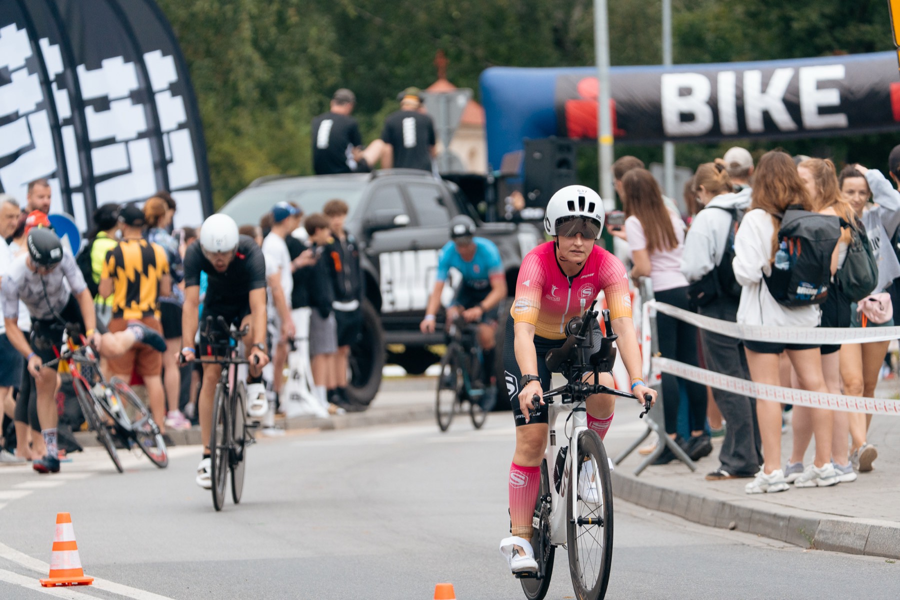 Zawodniczka wyjeżdżająca ze strefy rowerowej podczas IRONMAN 70.3 Kraków