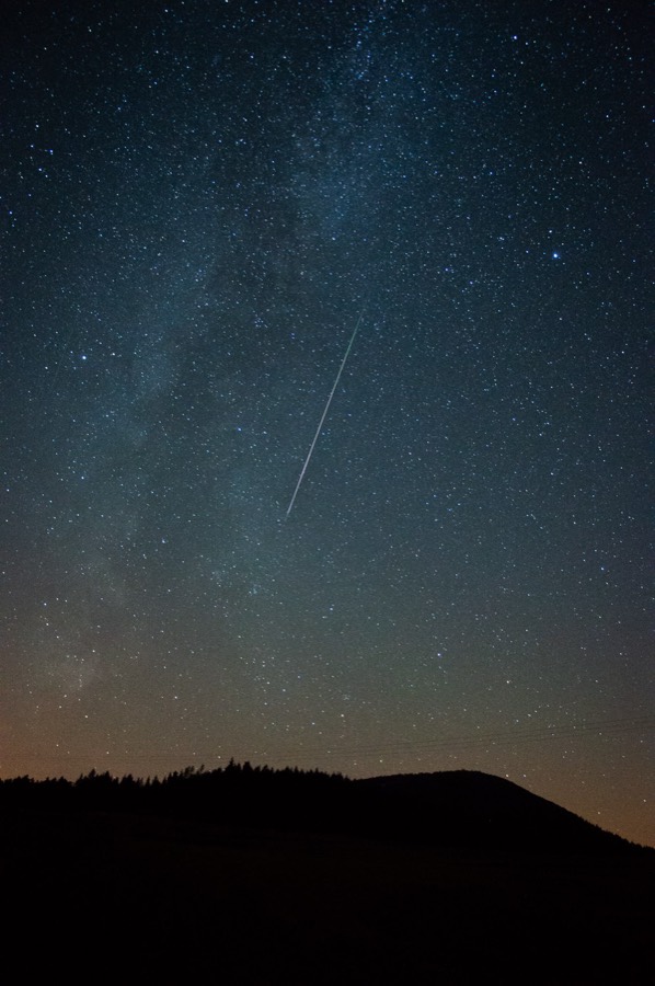 Nocne niebo z perseidami nad Jurą