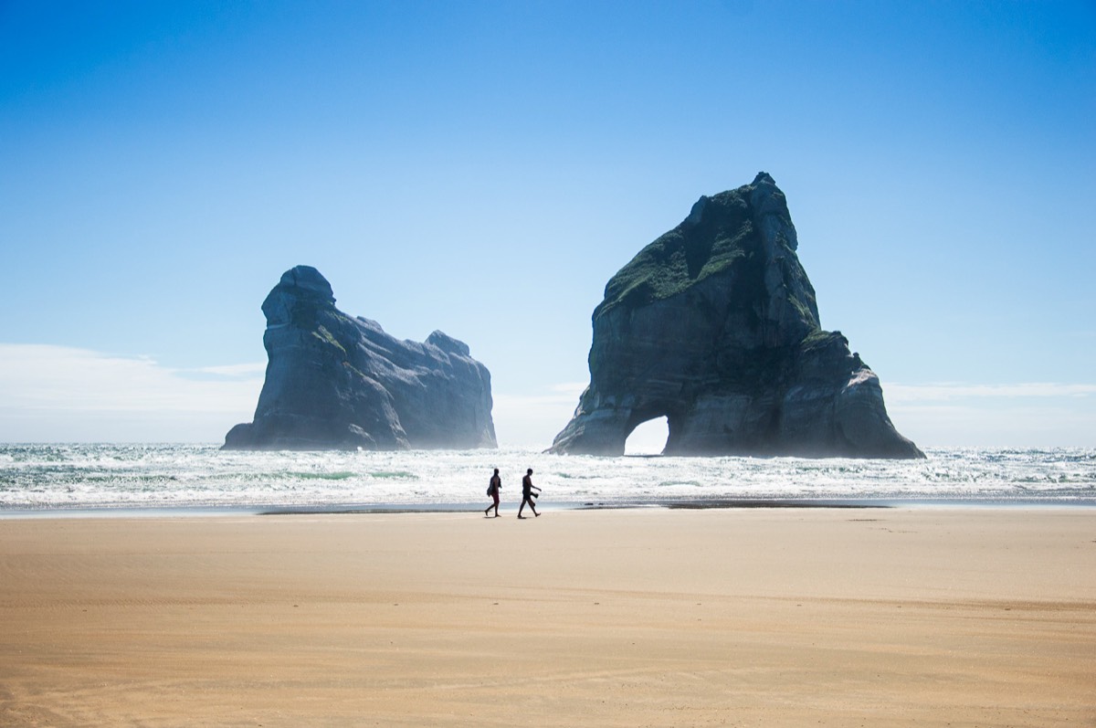 Skały Archway Islands na plaży Wharariki w Nowej Zelandii
