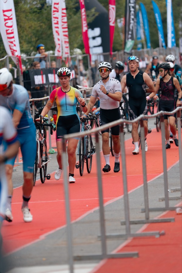 Strefa zmian podczas triathlonu IRONMAN 70.3 w Krakowie