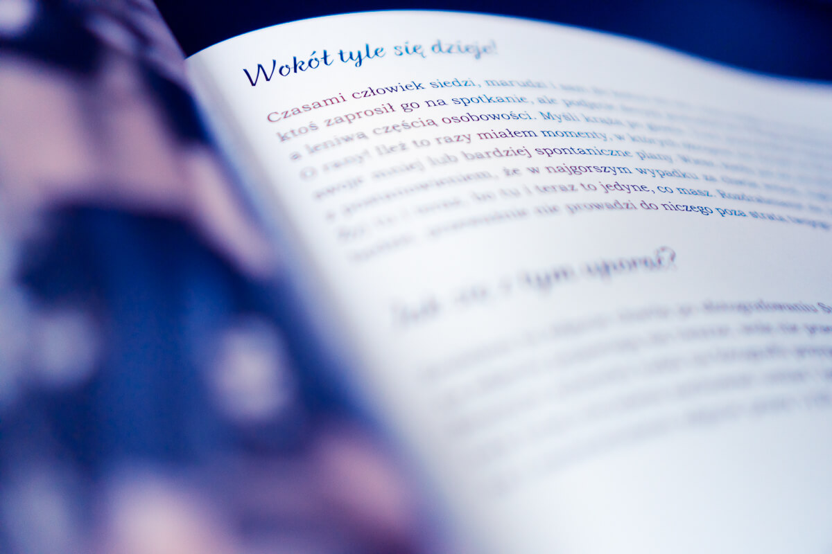 Otwarta papierowa książka Wykadrzyście, rozdział „Wokół tyle się dzieje!”