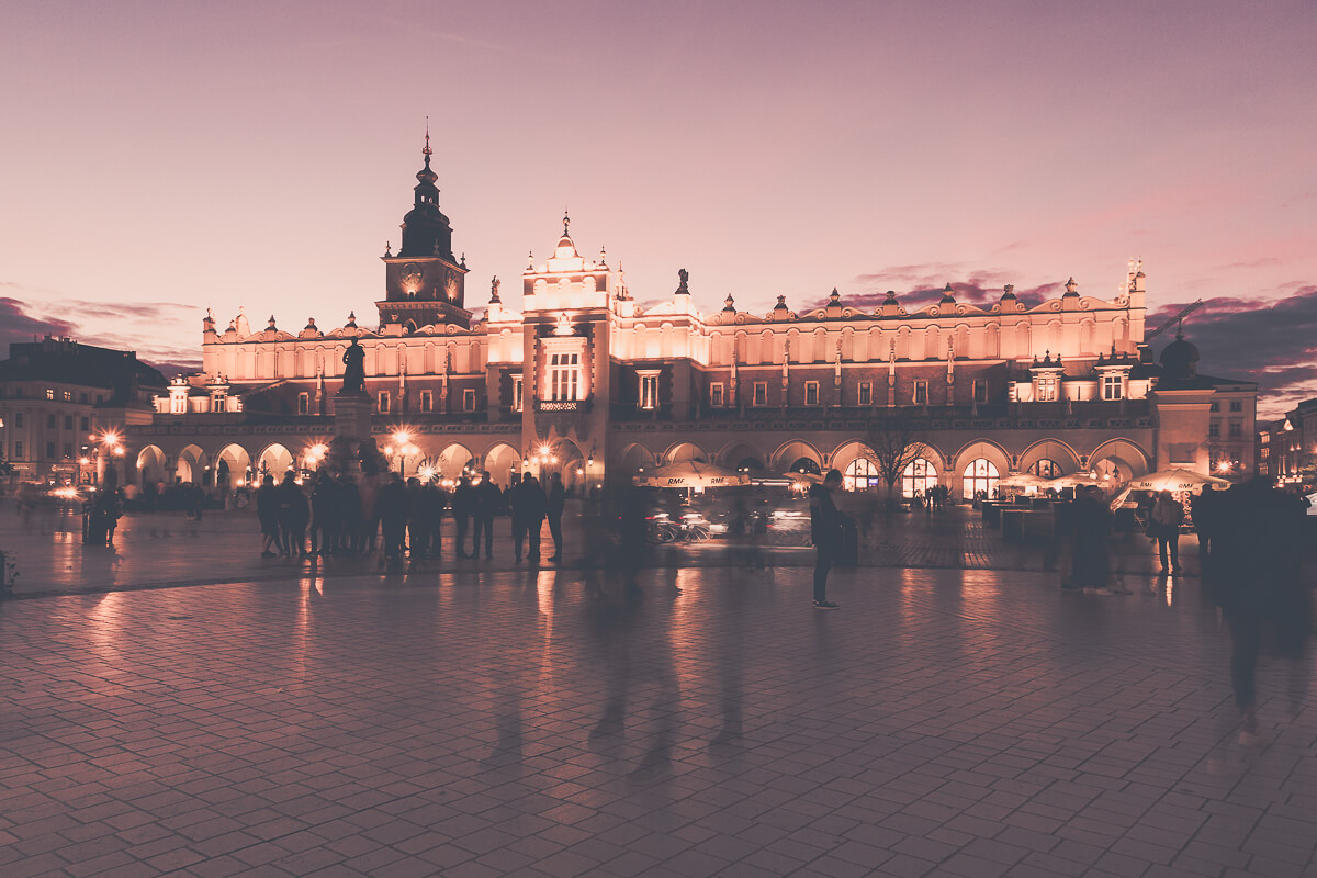 Rynek Główny w Krakowie. Zdjęcie otwierające rozdział „Dawno, dawno temu…”