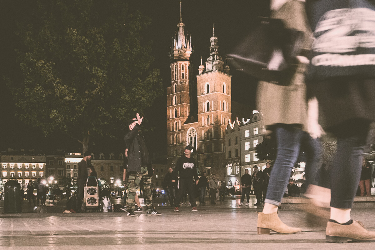 Rynek Główny w Krakowie. Zdjęcie otwierające rozdział „Wokół tyle się dzieje!”